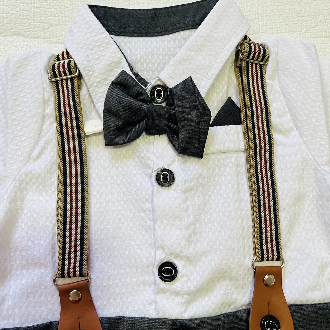 Traje camisa blanca pantalon gris 3