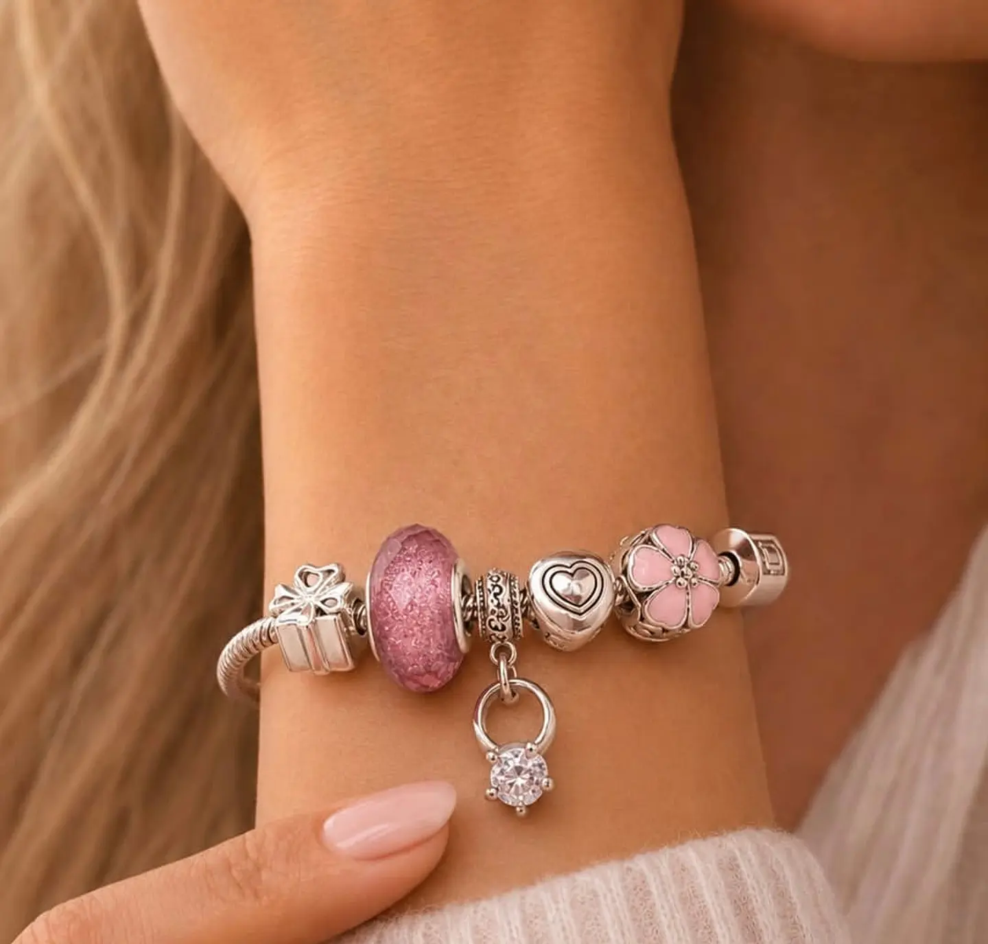 Pulsera Baño Oro Blanco con Accesorios Rosados 2