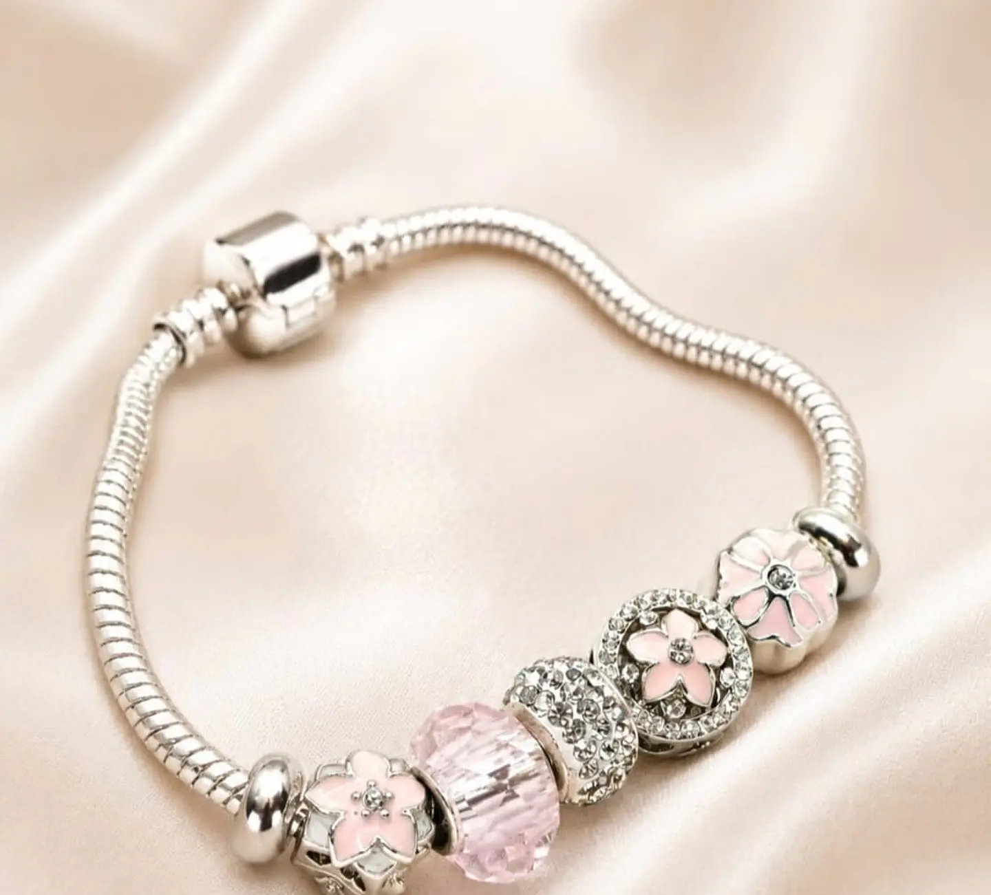 Pulsera Baño Oro Blanco con Accesorios Rosados 1