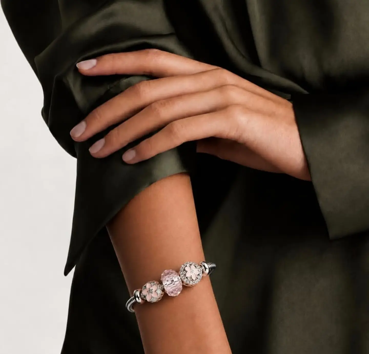Pulsera Baño Oro Blanco con Accesorios Rosados 2