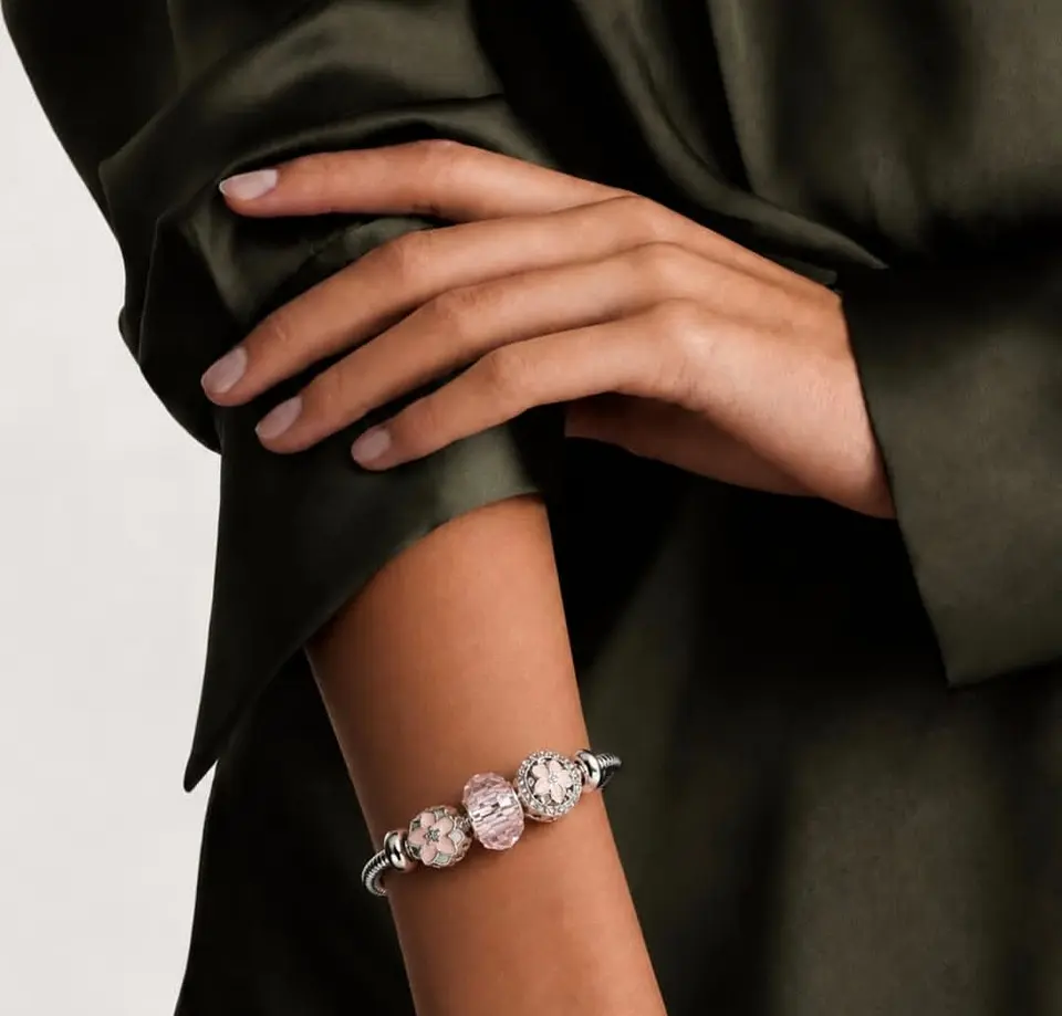 Pulsera Baño Oro Blanco con Accesorios Rosados 2