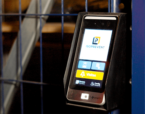 Tablet reconocimiento facial máquinas y casilleros