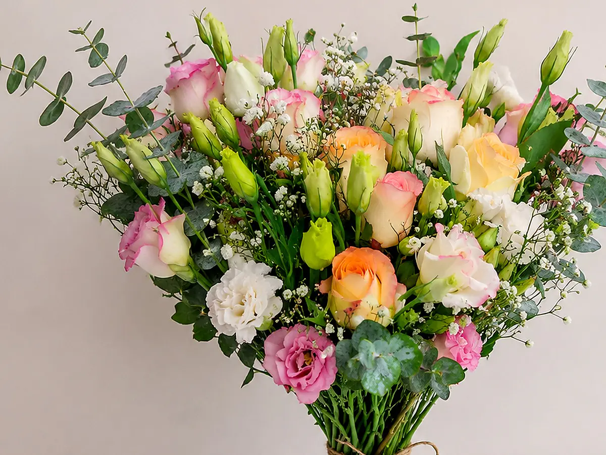 Ramo de suscripción en tonos pastel con rosas, lisianthus y eucalipt