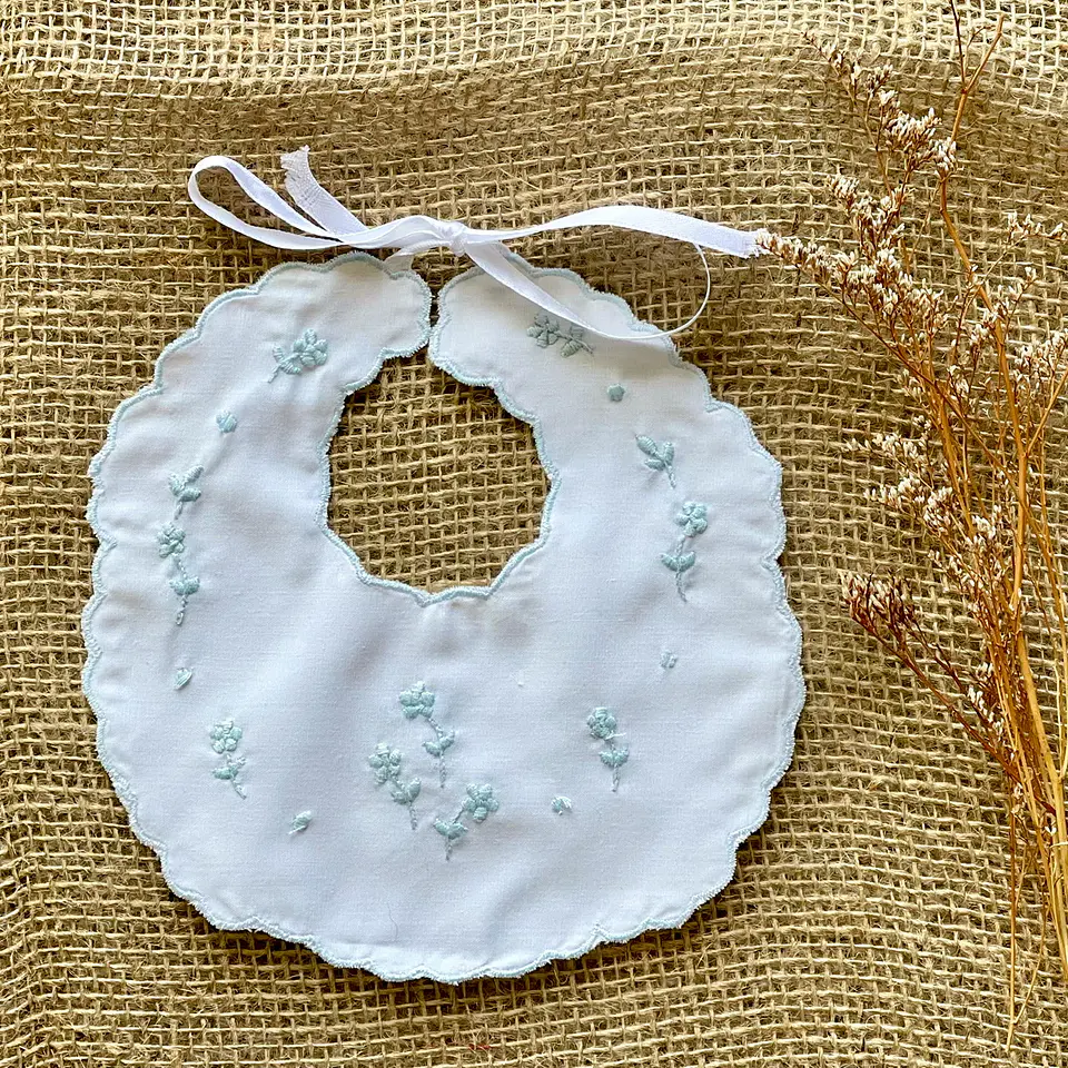 Babero María Celeste bordado 1
