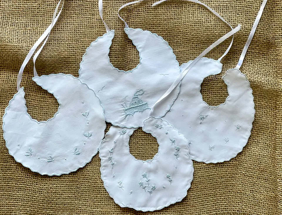 Babero María Celeste bordado 2