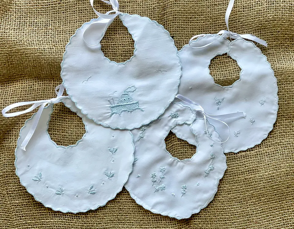 Babero María Celeste bordado 3