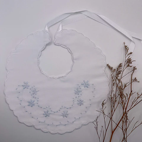 Babero Magdalena Celeste Bordado