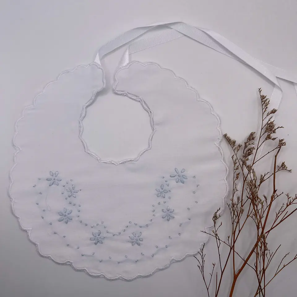 Babero Magdalena Celeste Bordado 1