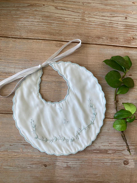 Babero Ramitas Celeste