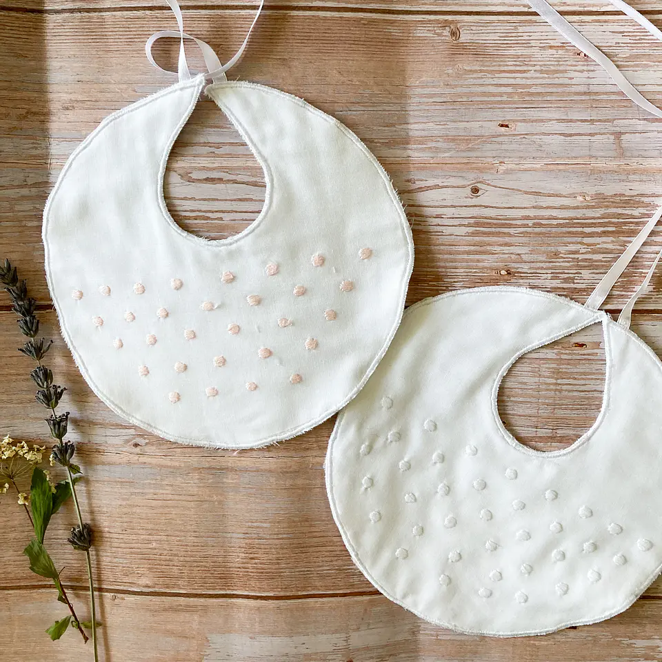 Babero Lunares Rosados Bordados 2