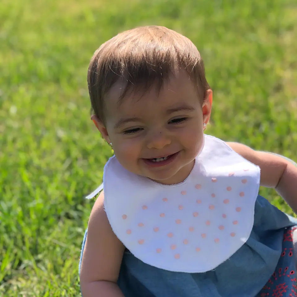 Babero Lunares Rosados Bordados 3