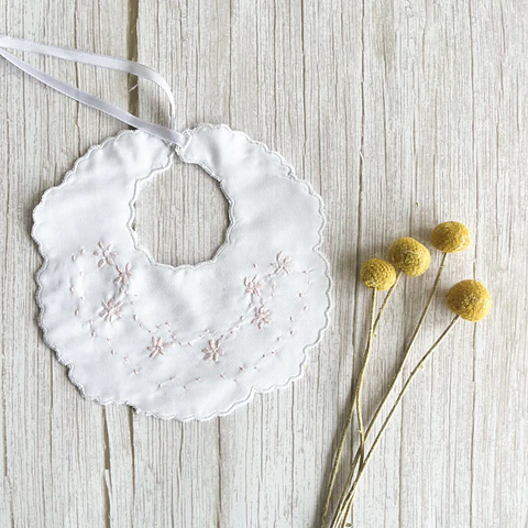 Babero Magdalena Rosado Bordado