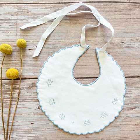 Babero Hojas Celestes