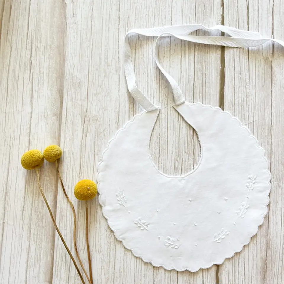 Babero Hojas Blanco 2