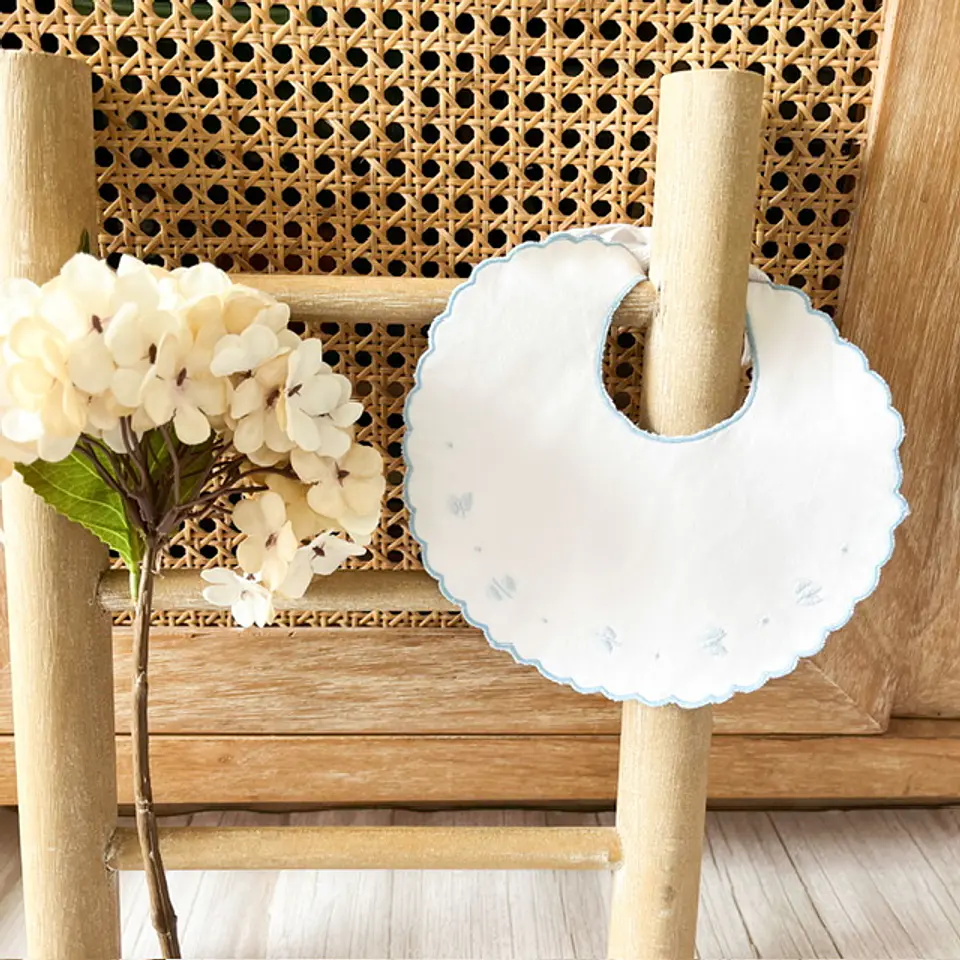 Babero Abejas Celeste 2