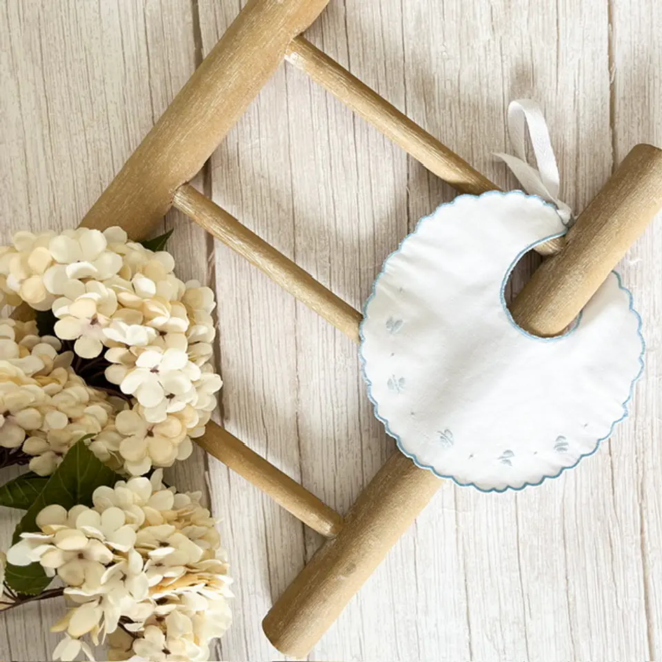 Babero Abejas Celeste 1