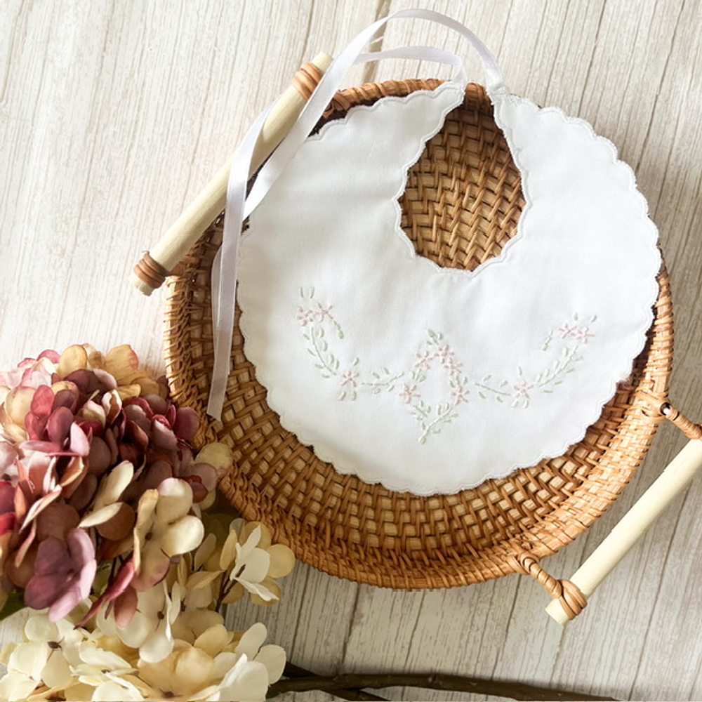 Babero Bordado Aurora