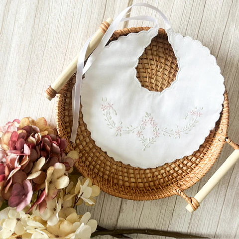 Babero Bordado Aurora