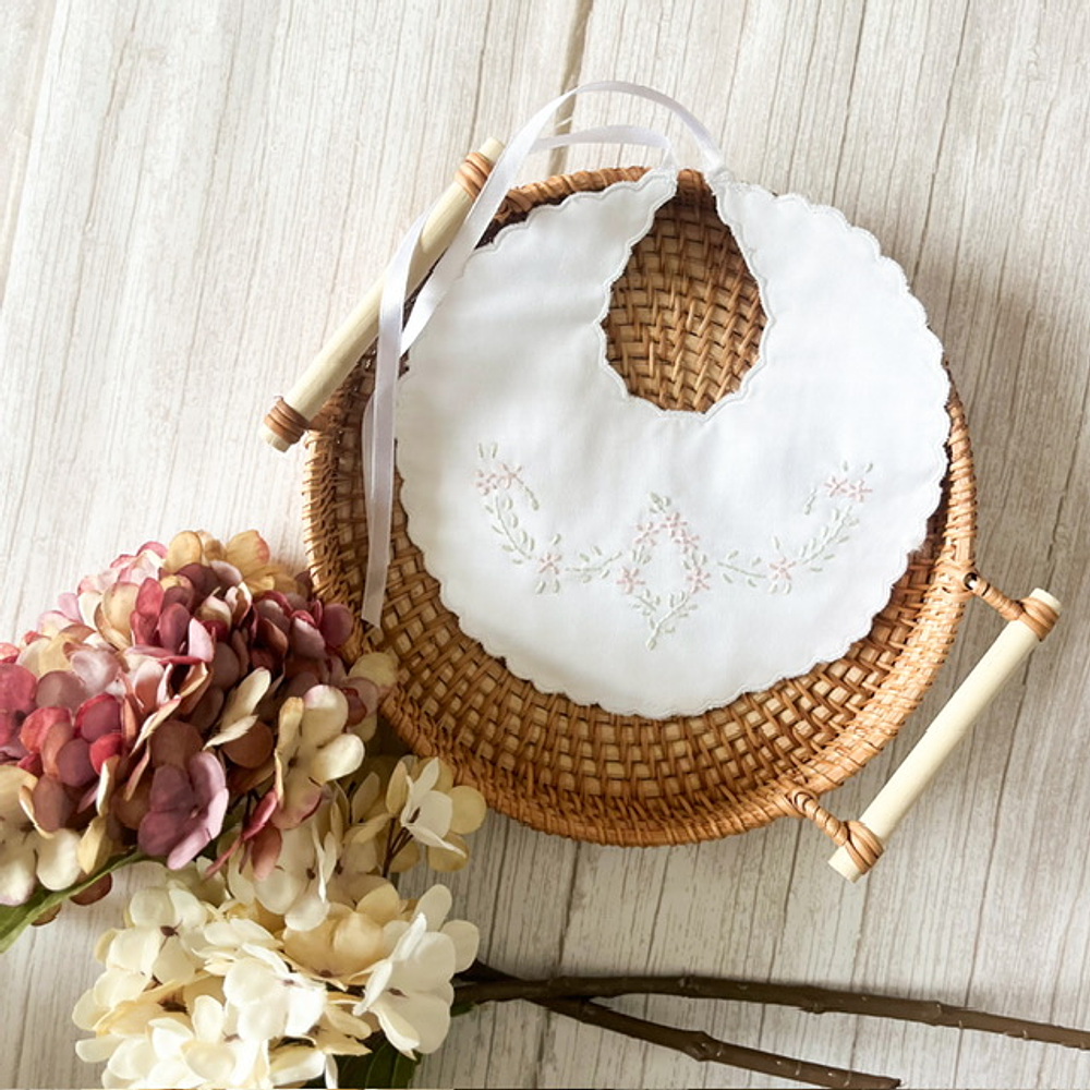 Babero Bordado Aurora