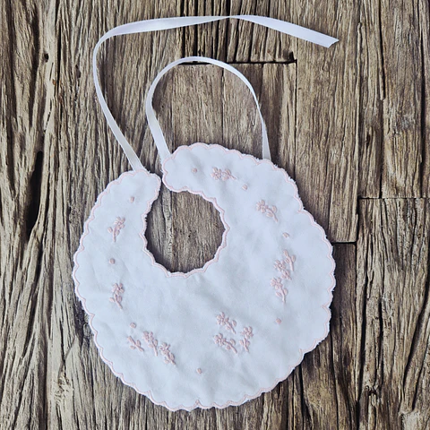 Babero María Rosado bordado