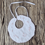 Babero María Rosado bordado