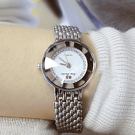 Reloj moderno con pulso de eslabones 