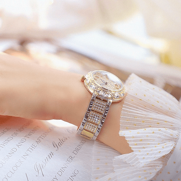 Reloj con efecto diamante en acero y piedras brillantes