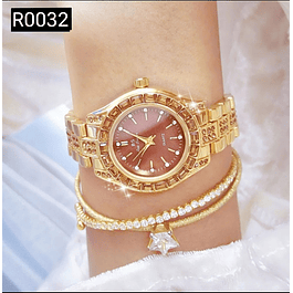 Reloj Elegante Dorado con Fondo Cafe