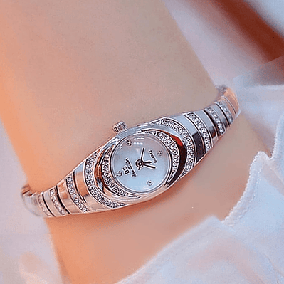 Reloj con brillante alargado en acero