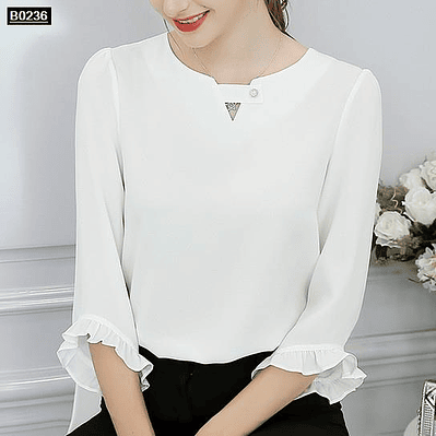 Blusa de moda con abertura y perla en el cuello