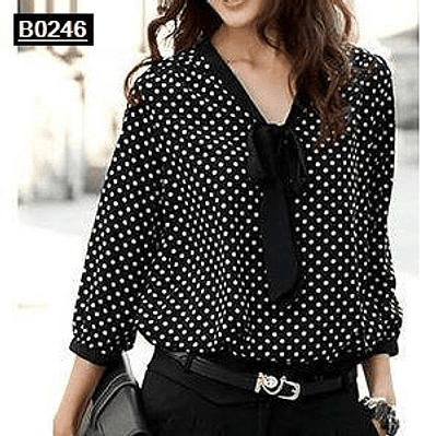 Blusa elegante de puntos y con listón en el cuello