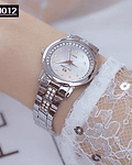 Reloj con puntos efecto diamante en acero