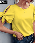 Blusa de moda con anudado en las mangas