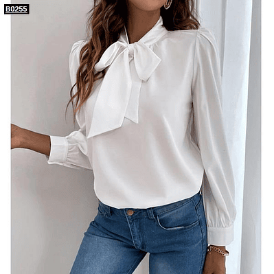Blusa de moda con anudado en el cuello