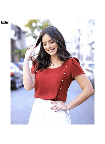 Blusa de moda con corte y perlas a los costados