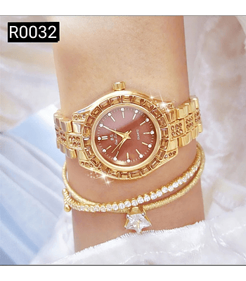 Reloj Elegante Dorado con Fondo Cafe