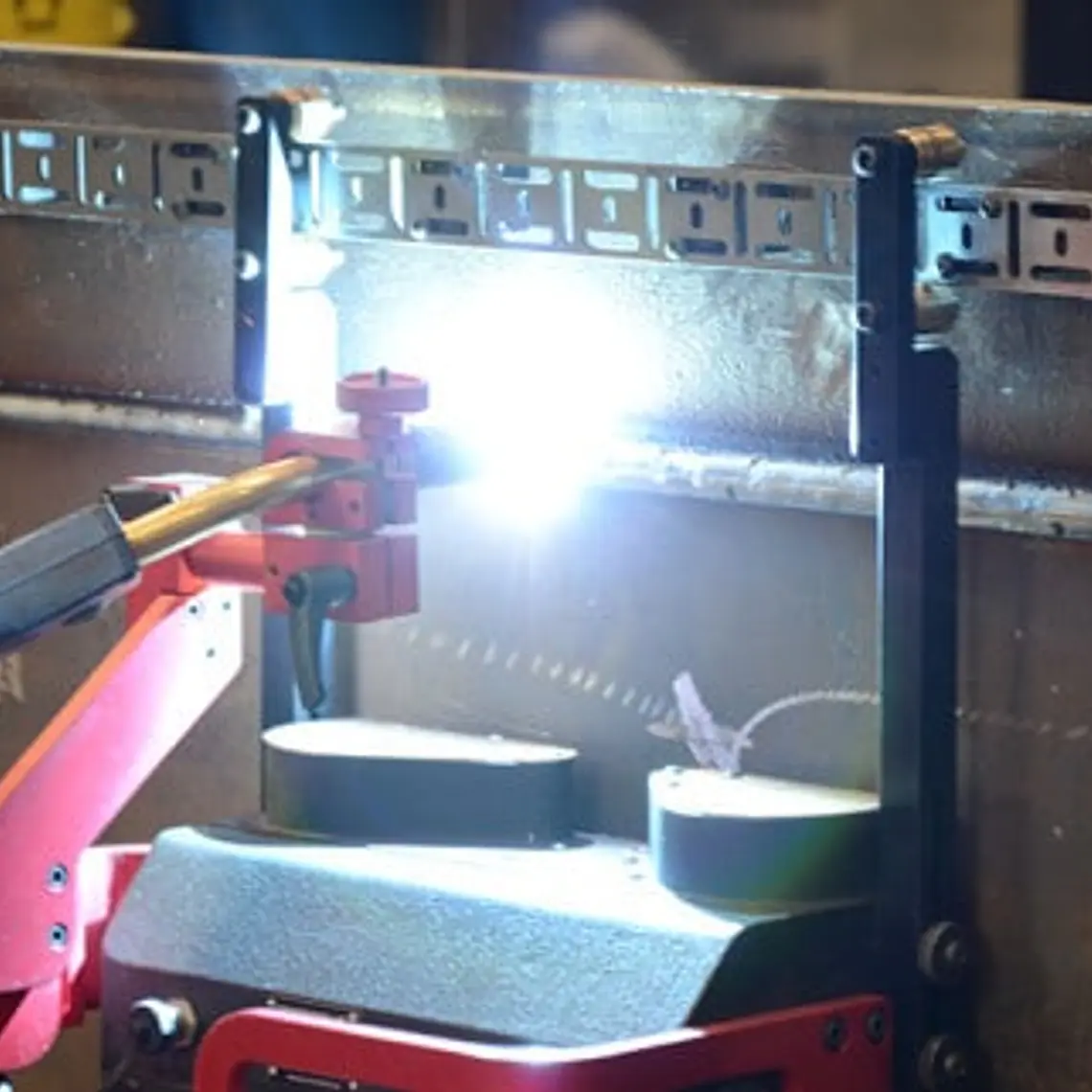 Tractor de Soldadura PROMOTECH LIZARD | Equipo Automático Programable para Soldadura Industrial 2