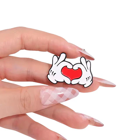 Pin Broche Prendedor Metalico Esmaltado Unisex Manos Corazon