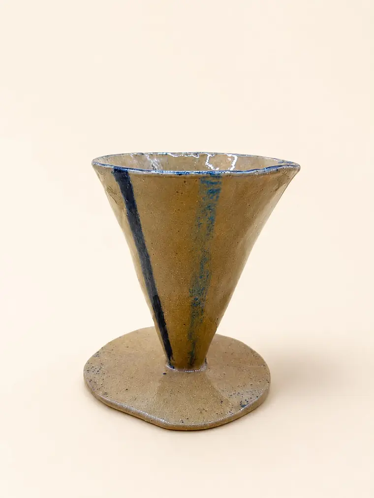 V60 de Cerámica — Cono Mostaza con Líneas Azules 1