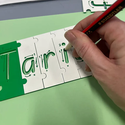 Crea palabras con ayuda para escritura
