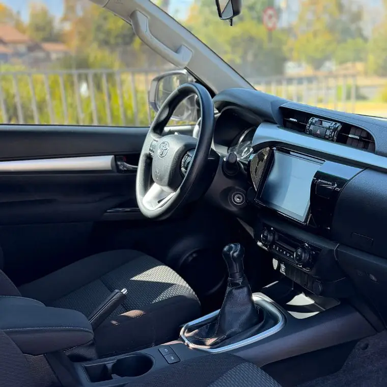 TOYOTA HILUX 2.7 4X2 MT SR 2023 12