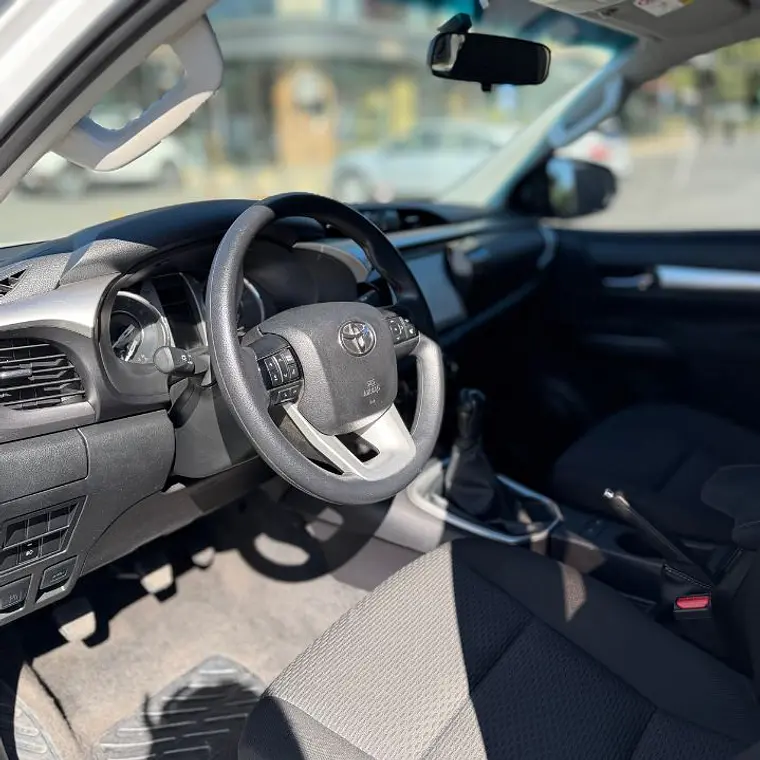 TOYOTA HILUX 2.7 4X2 MT SR 2023 9