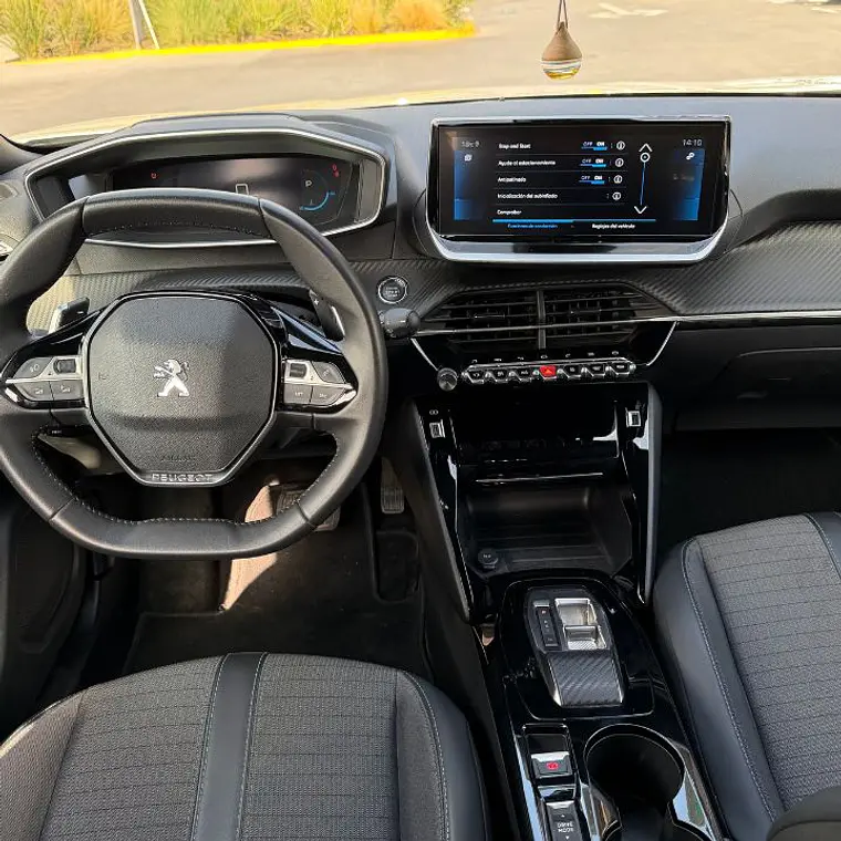PEUGEOT 2008 ALLURE BLUEHDI 1.5 2023. 9