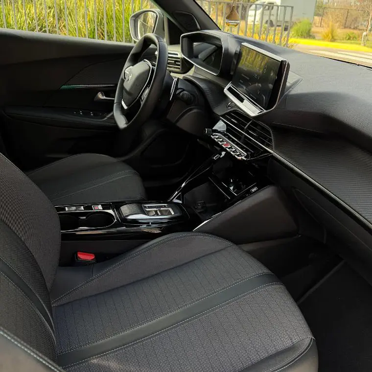 PEUGEOT 2008 ALLURE BLUEHDI 1.5 2023. 12