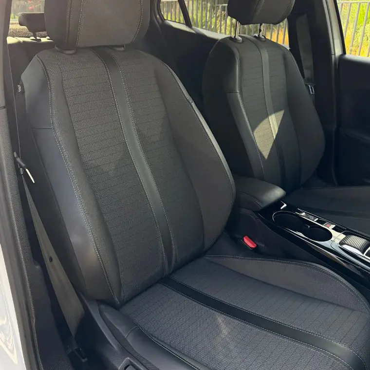 PEUGEOT 2008 ALLURE BLUEHDI 1.5 2023. 13