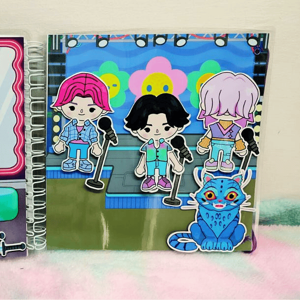 Huntrix Guerrreras K-Pop y Saja Boys Libro Interactivo de 10 paginas piezas con velcro 10