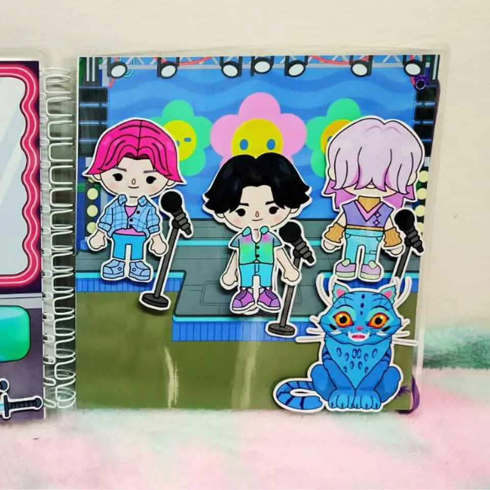 Huntrix Guerrreras K-Pop y Saja Boys Libro Interactivo de 10 paginas piezas con velcro 10