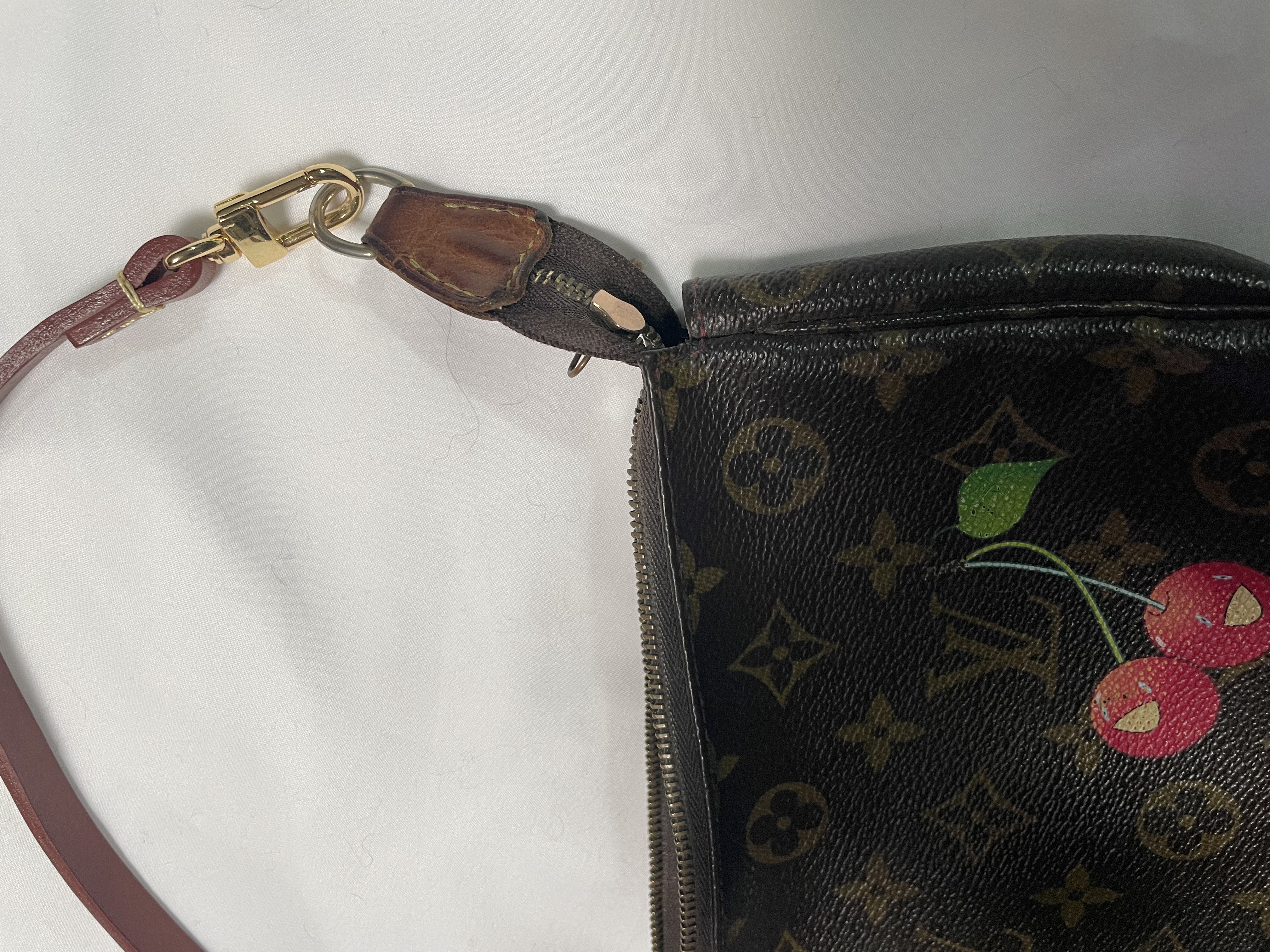 Takashi Murakami Monogram Cherry Pochette LV Como nuevo 5