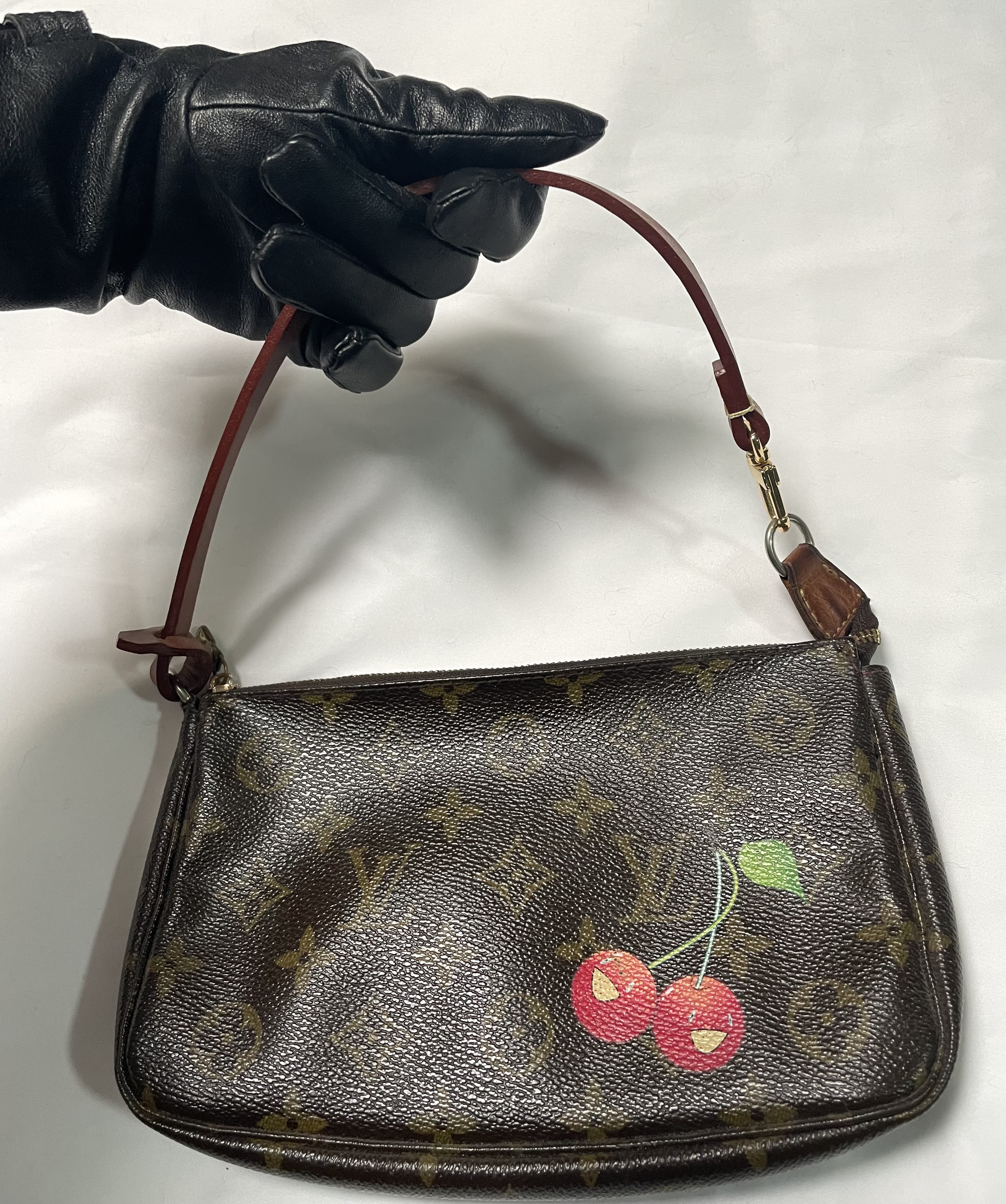 Takashi Murakami Monogram Cherry Pochette LV Como nuevo 3