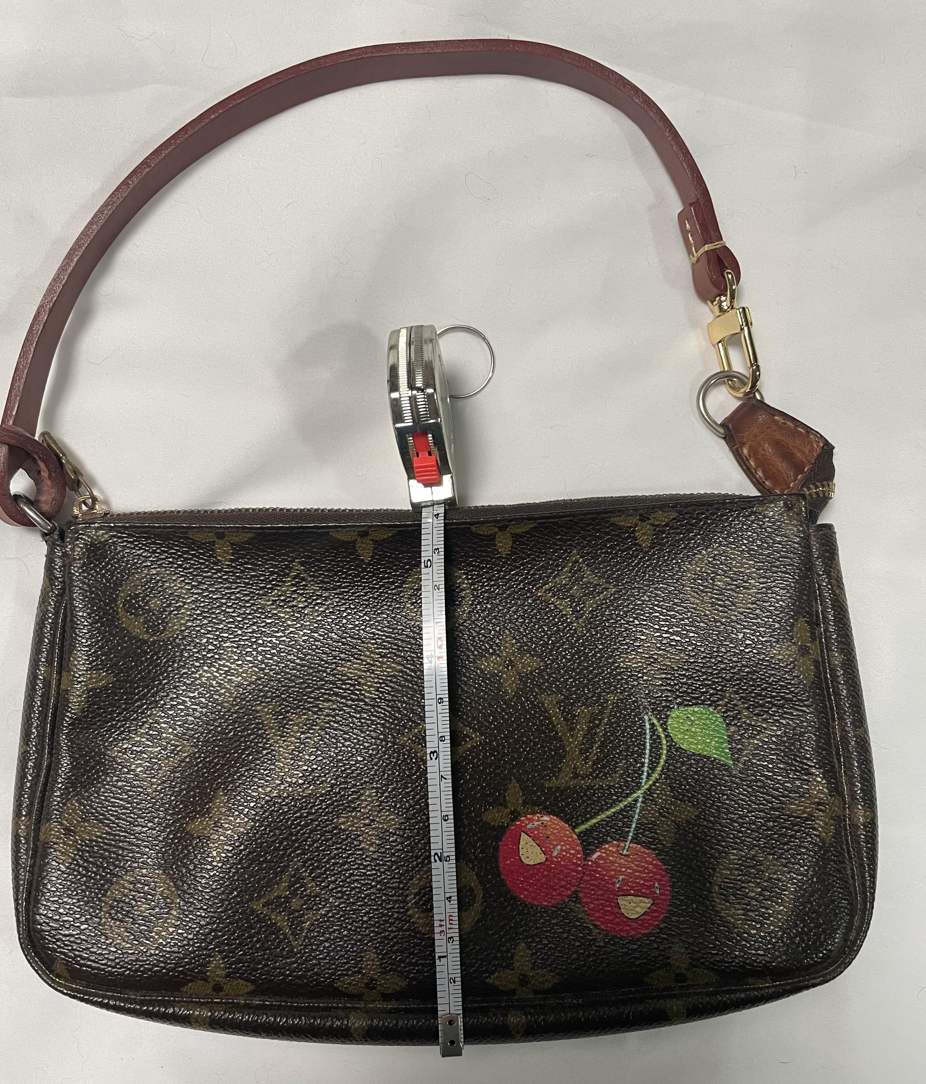 Takashi Murakami Monogram Cherry Pochette LV Como nuevo 7